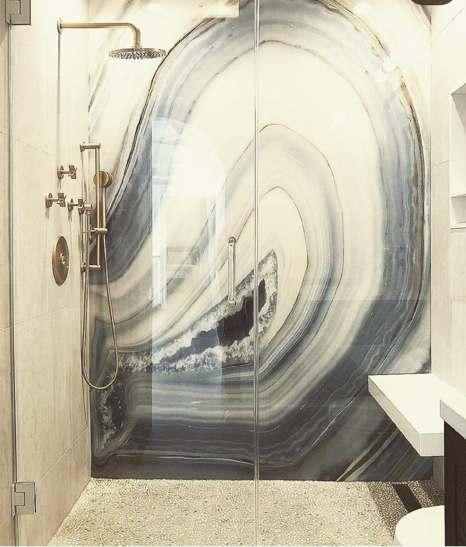 Baños · Baño con frente de mármol y grifería dorada — Reformas Gran Decor Barcelona