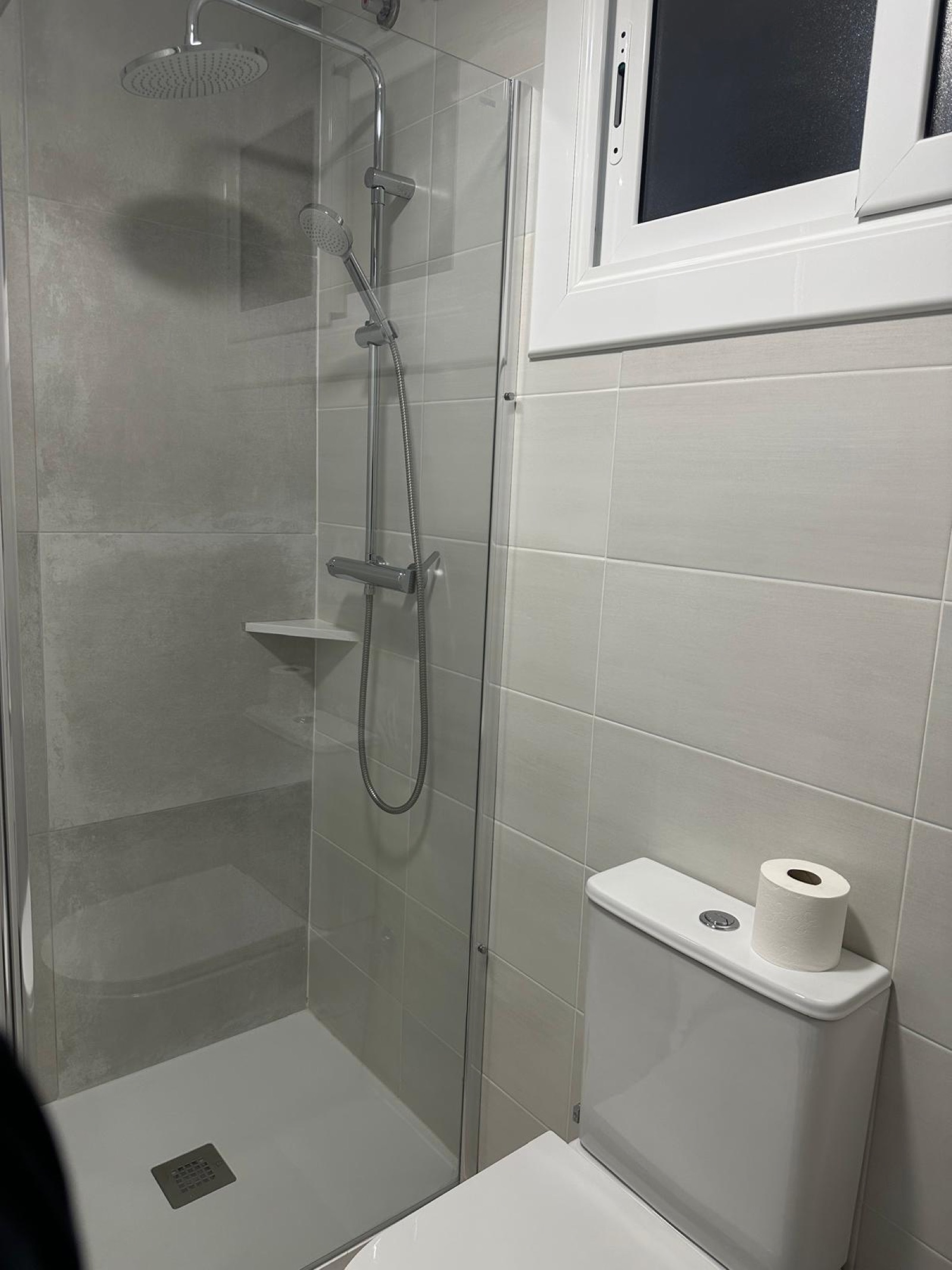Baños · Baño con mampara y ducha a ras de suelo — Reformas Gran Decor Barcelona