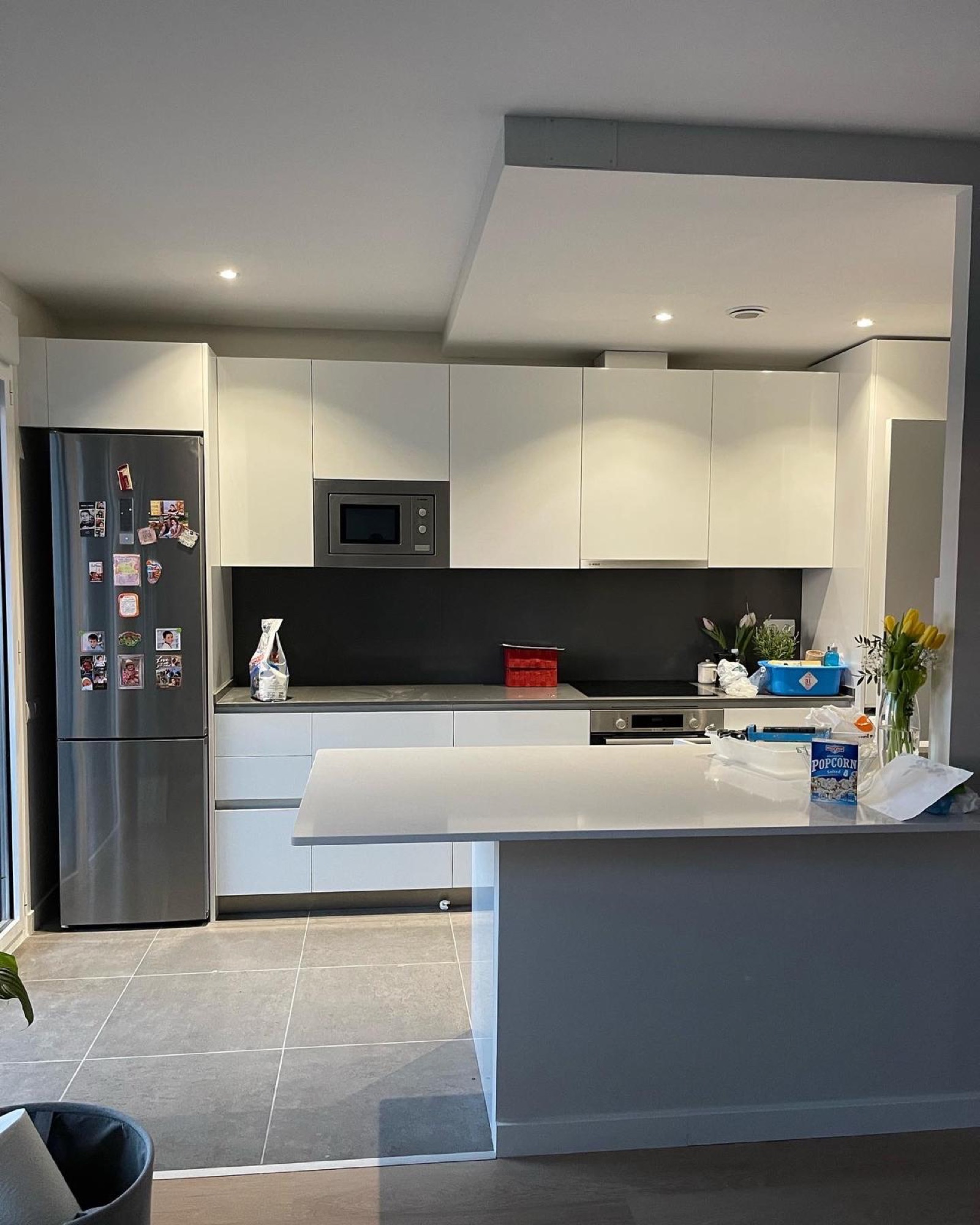Cocinas · Cocina blanca con isla y office — Reformas Gran Decor Barcelona