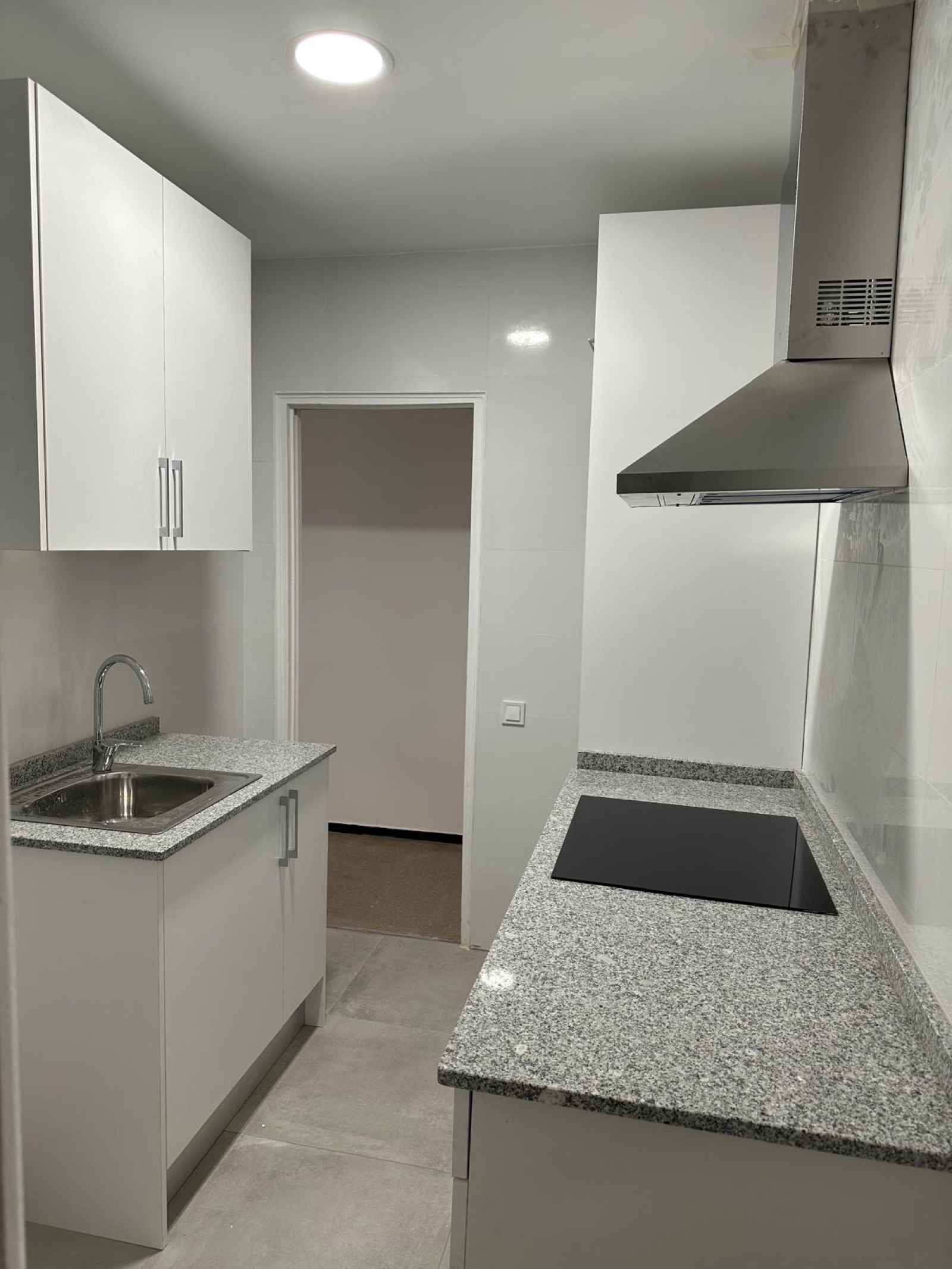 Cocinas · Cocina blanca con campana — Reformas Gran Decor Barcelona