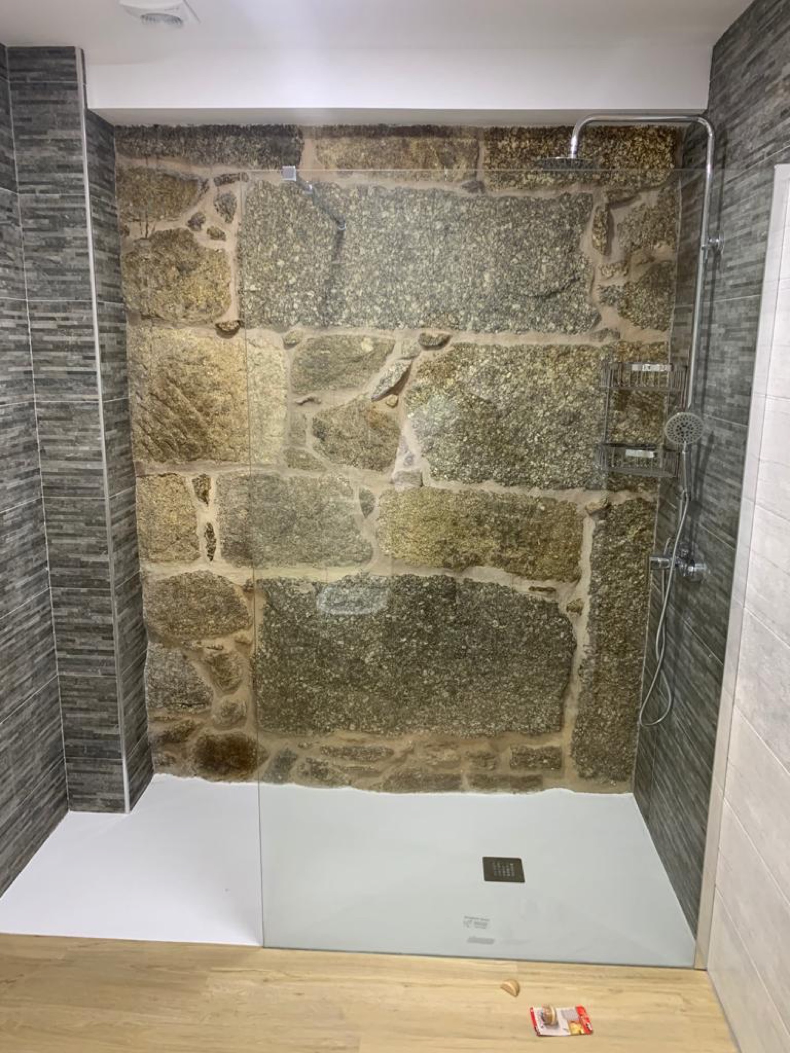 Interiores · Pared de piedra natural — Reformas Gran Decor Barcelona