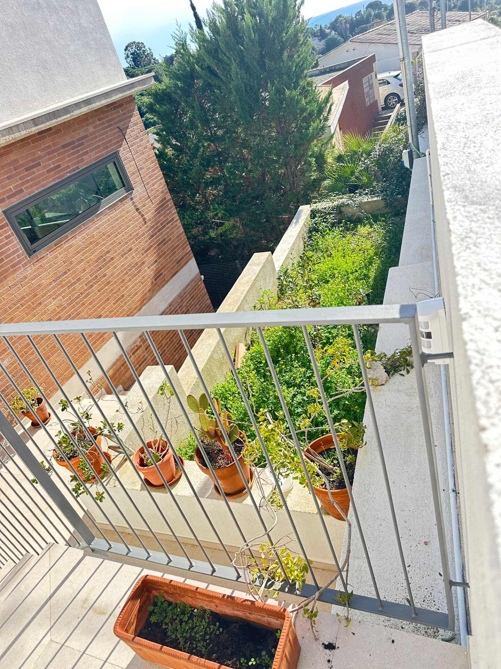Obra nueva · Terraza ajardinada con barandilla — Reformas Gran Decor Barcelona