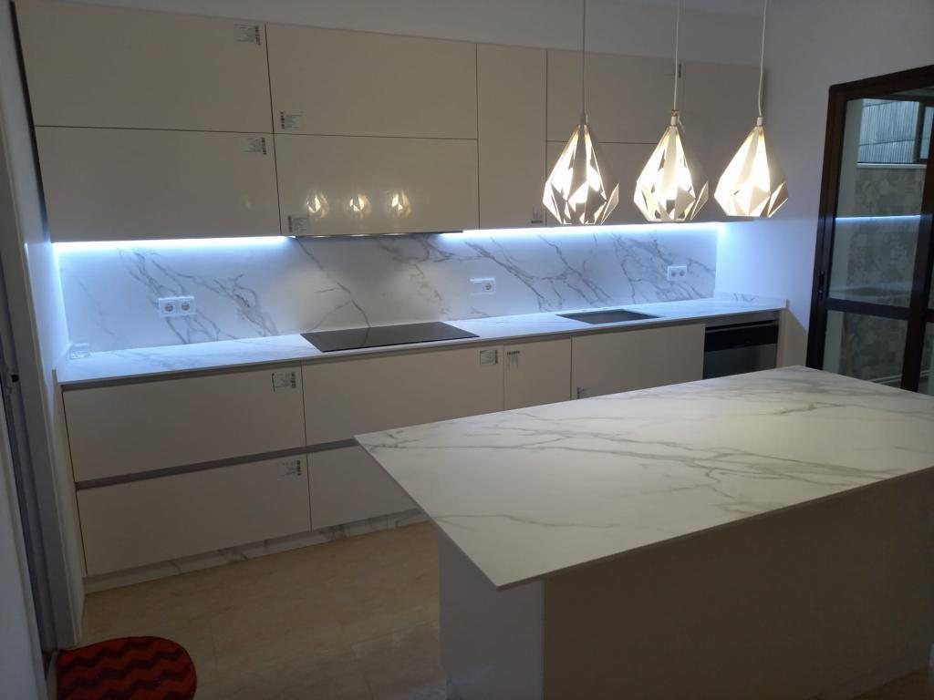 Reforma de cocina terminada con garantía de por vida por Reformas Gran Decor