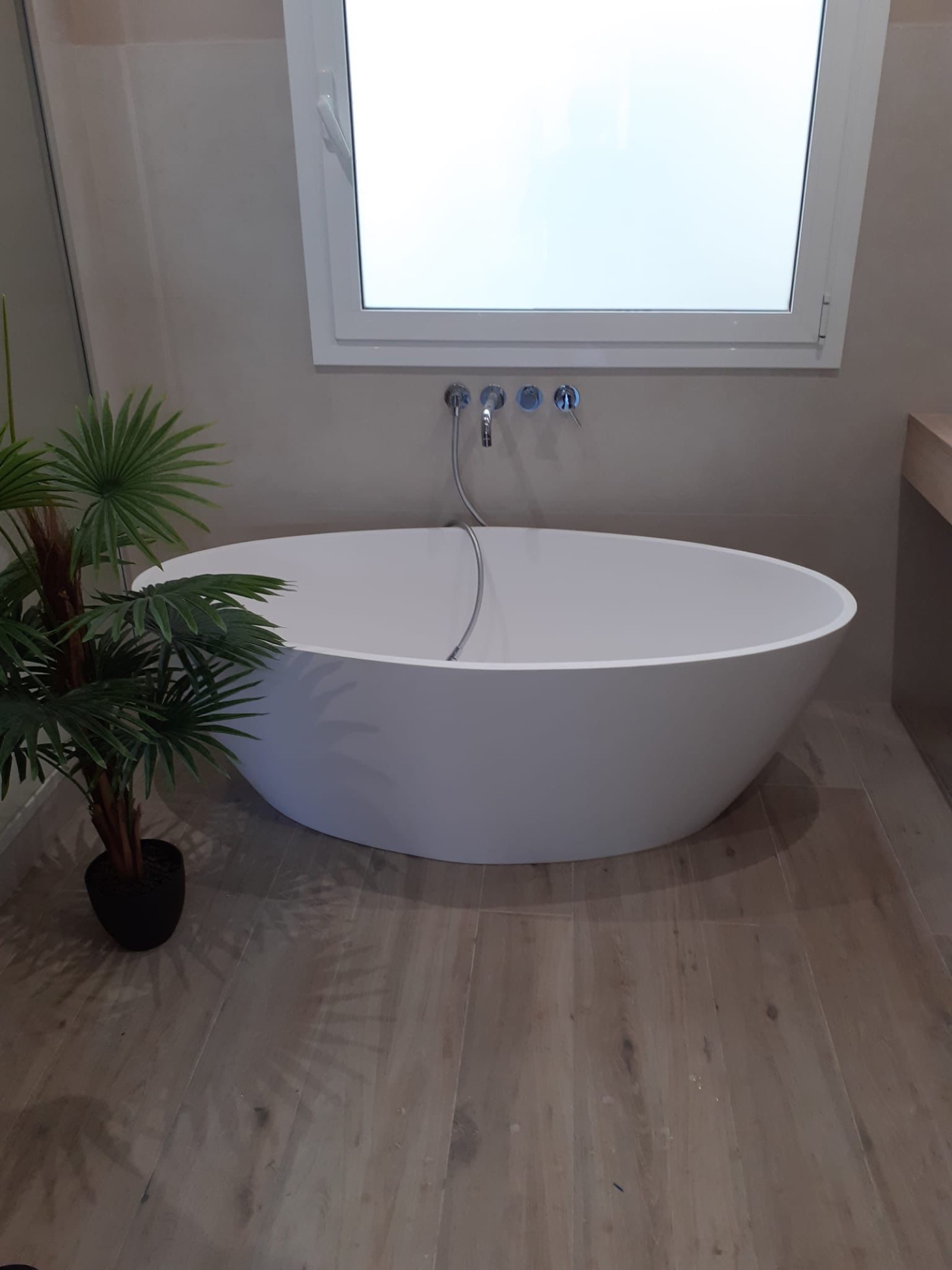 Detalle de baño reformado con mármol por Reformas Gran Decor en Barcelona